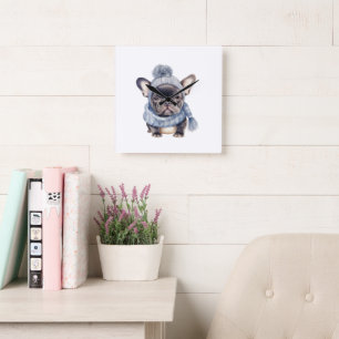 Winter Bulldog Baby in blauer Mütze und Schal Quadratische Wanduhr