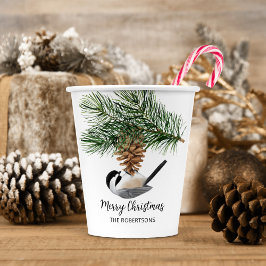 Winter Chickadeo auf Pinecone Frohe Weihnachten Pappbecher