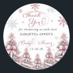 Winter Christmas Pink Baby Dusche Danke Runder Aufkleber<br><div class="desc">Zeigen Sie Ihre Dankbarkeit im Stil mit den Winter Weihnachtsbaum-Schneeflocken Pink Baby Dusche Vielen Dank Square Sticker. Mit einem hübschen rosa Hintergrund, geschmückt mit eleganten Weihnachtsbäumen und zarten Schneeflocken, prägt dieser Aufkleber wunderbar das Wesen einer gemütlichen Winterfeier. Ideal zum Abdichten von Dankeschön-Noten, Geschenktaschen oder Gastgeschenke, fügt es Ihrer Wertschätzung eine...</div>