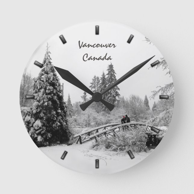 Winter Clock Custom Winter Bridge Wall Clock Runde Wanduhr (Vorderseite)