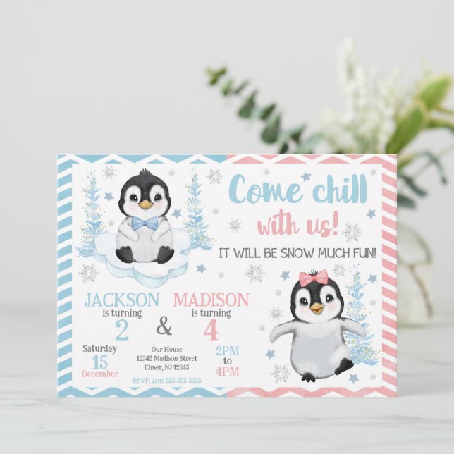 Winter Cute Penguins Joint Birthday Einladung (Stehend Vorderseite)