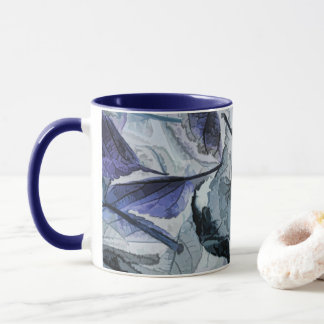 Winter Fallen Blätter in Blue & Gray Tasse