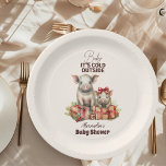 Winter Farm Animals Weihnachtsdusche Pappteller<br><div class="desc">Feiern Sie die Ankunft Ihres Kleinen mit unseren "Woodland Winter Christmas" Baby Shower Paper Tellern. Diese wunderschön gestalteten Teller verbinden den gemütlichen Reiz eines Winterwaldes mit dem festlichen Weihnachtsfest und machen sie zu einer perfekten Wahl für Ihre Babydusche. Features: Charmantes Design: Jeder Teller verfügt über eine whimsical Waldlandschaft mit schneebedeckten...</div>