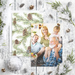 Winter Fir Cone Frohe WeihnachtsScript Foto Holid Feiertagskarte<br><div class="desc">Suchen Sie eine schöne und einzigartige Urlaubskarte, die Sie in diesem Jahr an Ihre Freunde und Familie schicken können? Schauen Sie nicht weiter als unsere Winter Fir Cone Frohe Weihnachts-Script-Foto Holiday Card! Diese schlichte und elegante Karte zeigt Ihr liebstes, vollblütiges Foto in dunklem bis dunklem Ton, überlagert mit "Frohe Weihnachten"...</div>