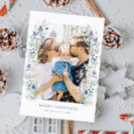 Winter Floral Frame Dusty Blue Foto Feiertagskarte<br><div class="desc">Mit unserer wunderschönen Urlaubskarte mit einem weichen, staubigen, blauen Aquarellrahmen mit blauen Weihnachtsbeeren! Diese schöne Karte ist der perfekte Weg, um Ihren Lieben herzliche Urlaubswünsche zu schicken. Die Karte verfügt über einen anpassbaren Foto-Bereich, mit dem Sie Ihr Lieblings-Foto hinzufügen und Ihre Karte noch weiter personalisieren können. Die staubige blaue Rückseite...</div>