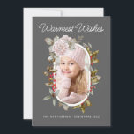 Winter Floral und Evergreens Holiday Foto Feiertagskarte<br><div class="desc">Diese wunderbar elegante Weihnachtsfotokarte hat eine einzigartige Mischung aus rosa Rosen mit Evergreens und heilig mit roten Beeren auf einem reichen grauen Hintergrund zu einer wunderschönen Kombination. Der ovale Rahmen rund um Ihr Foto macht eine wunderbar geschmackvolle und einzigartige Weihnachtskarte. Personalisieren Sie die Textvorlage mit Ihrem Familiennamen und dem Jahr....</div>