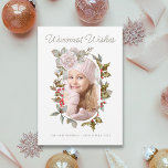 Winter Floral und Evergreens Holiday Foto Feiertagskarte<br><div class="desc">Diese wunderbar elegante Weihnachtsfotokarte hat eine einzigartige Mischung aus rosa Rosen mit Evergreens und heilig mit roten Beeren zu einer wunderschönen Kombination. Der ovale Rahmen rund um Ihr Foto macht eine wunderbar geschmackvolle und einzigartige Weihnachtskarte. Personalisieren Sie die Textvorlage mit Ihrem Familiennamen und dem Jahr.</div>