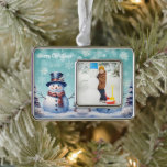 Winter Forest Snowman Foto | Aquamarin Rahmen-Ornament Silber<br><div class="desc">Dekorieren Sie Ihren Baum in dieser Ferienzeit mit einem Aquamarinen Winterwald Snowman Weihnachts-Foto Holiday Gerahmt Ornament. Im Ornament-Design steht ein niedlicher Schneemann in einem Top-Hut in Schal stehend in einer Winterwaldszene mit fallendem Schnee. Mit diesem Design sind auch zusätzliche Geschenk- und Urlaubsartikel erhältlich.</div>
