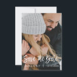 Winter Foto Save the Date Karte<br><div class="desc">Winterkohle Graue Handschrift Save the Date Fotokarte. Foto und Text dieses handgeschriebenen Pinselskripts können mit Ihrem Foto und Namen aktualisiert und angepasst werden. Diese Karte zeigt auch Ihren Namen auf der Rückseite der Save the Date Karte an.</div>