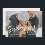 Winter Foto Save the Date Karte<br><div class="desc">Winterkohle Graue Handschrift Save the Date Fotokarte. Foto und Text dieses handgeschriebenen Pinselskripts können mit Ihrem Foto und Namen aktualisiert und angepasst werden. Diese Karte zeigt auch Ihren Namen auf der Rückseite der Save the Date Karte an.</div>