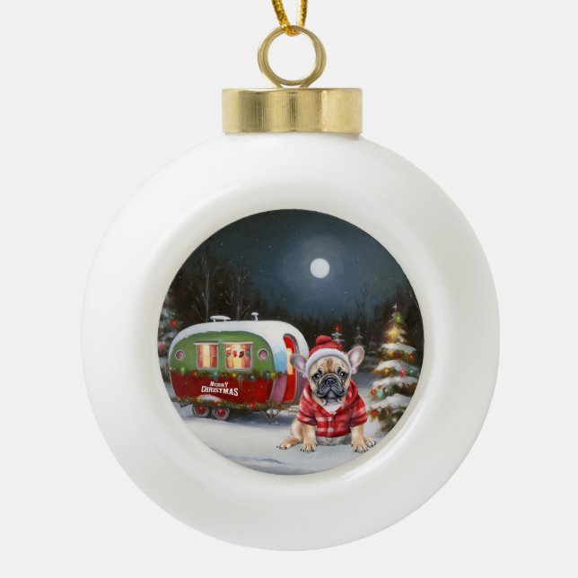 Winter French Bulldog Caravan Weihnachtsabenteuer Keramik Kugel-Ornament (Vorderseite)