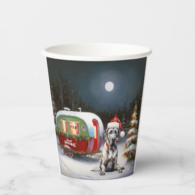 Winter Great Dane Caravan Weihnachtsabenteuer Pappbecher (Vorderseite)
