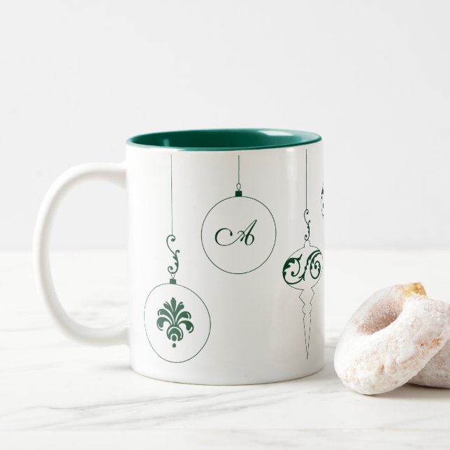 Winter Green Monogram Bauble Ornaments Zweifarbige Tasse (Mit Donut)