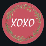 Winter Greenery Berries Wreath Christmas XOXO Runder Aufkleber<br><div class="desc">Eleganter und moderner festlicher Umschlag Aufkleber oder Geschenkaufkleber für Weihnachten mit dem Text 'XOXO' in weißer Schriftzeichen-Kalligraphie auf rotem Hintergrund und einer stilvollen Touch von Wintergrün und Beeren Kranz. Exklusiv für Sie entworfen von Happy Dolphin Studio. Wenn Sie Hilfe oder passende Produkte benötigen, kontaktieren Sie uns bitte über unseren Shop...</div>