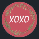 Winter Greenery Berries Wreath Christmas XOXO Runder Aufkleber<br><div class="desc">Eleganter und moderner festlicher Umschlag Aufkleber oder Geschenkaufkleber für Weihnachten mit dem Text 'XOXO' in weißer Schriftzeichen-Kalligraphie auf rotem Hintergrund und einer stilvollen Touch von Wintergrün und Beeren Kranz. Exklusiv für Sie entworfen von Happy Dolphin Studio. Wenn Sie Hilfe oder passende Produkte benötigen, kontaktieren Sie uns bitte über unseren Shop...</div>