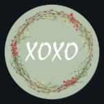 Winter Greenery Berries Wreath Christmas XOXO Runder Aufkleber<br><div class="desc">Eleganter und moderner festlicher Umschlag Aufkleber oder Geschenkaufkleber für Weihnachten mit dem Text 'XOXO' in weißer Schriftzeichen-Kalligraphie auf einem laurel grünen Hintergrund und einer stilvollen Touch von Wintergrün und Beeren Kranz. Exklusiv für Sie entworfen von Happy Dolphin Studio. Wenn Sie Hilfe oder passende Produkte benötigen, kontaktieren Sie uns bitte über...</div>