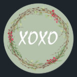 Winter Greenery Berries Wreath Christmas XOXO Runder Aufkleber<br><div class="desc">Eleganter und moderner festlicher Umschlag Aufkleber oder Geschenkaufkleber für Weihnachten mit dem Text 'XOXO' in weißer Schriftzeichen-Kalligraphie auf einem laurel grünen Hintergrund und einer stilvollen Touch von Wintergrün und Beeren Kranz. Exklusiv für Sie entworfen von Happy Dolphin Studio. Wenn Sie Hilfe oder passende Produkte benötigen, kontaktieren Sie uns bitte über...</div>