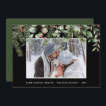 Winter Greenery | Kiefern und Foto Berries Urlaub<br><div class="desc">Winter Greenery | Pine and Berries Foto Holiday Card - Was für eine schöne Art Ihren Urlaub zu senden wünscht diese Feriensaison. Auf der Karte finden Sie Ihr Foto mit natürlichen Wintergärten und Heiligbeeren. Die Begrüßung der Karte lautet "Warme Winterwünsche" mit Ihrem Familiennamen und Jahr. Unsere hochwertige Vorlage macht es...</div>