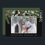 Winter Greenery | Kiefern und Foto Berries Urlaub<br><div class="desc">Winter Greenery | Pine and Berries Foto Holiday Card - Was für eine schöne Art Ihren Urlaub zu senden wünscht diese Feriensaison. Auf der Karte finden Sie Ihr Foto mit natürlichen Wintergärten und Heiligbeeren. Die Begrüßung der Karte lautet "Warme Winterwünsche" mit Ihrem Familiennamen und Jahr. Unsere hochwertige Vorlage macht es...</div>