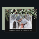 Winter Greenery | Kiefern und Foto Berries Urlaub<br><div class="desc">Winter Greenery | Pine and Berries Foto Holiday Card - Was für eine schöne Art Ihren Urlaub zu senden wünscht diese Feriensaison. Auf der Karte finden Sie Ihr Foto mit natürlichen Wintergärten und Heiligbeeren. Die Begrüßung der Karte lautet "Warme Winterwünsche" mit Ihrem Familiennamen und Jahr. Unsere hochwertige Vorlage macht es...</div>