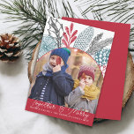 Winter Greenery Together and Merry Foto Feiertagskarte<br><div class="desc">Moderner Bogen mit Ihrem Lieblings-Foto und Wintergrün Weihnachtskarte. Gemeinsam & Merry in Skriptkalligraphie und Familienname ist klassischer Serif-Schriftart.</div>