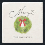 Winter Greenery Weihnachts-Wreath Merry Steinuntersetzer<br><div class="desc">Rustikaler Weihnachtsthema Untersetzer mit Aquarellbildern von grünen Pinienbäumen Blätter Kranz mit einem roten Bogen. Der Skripttext sagt "fröhlich" mit einem Herz.</div>