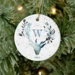 Winter Hirschkopf Silver Blue Monogram Christmas C Keramik Ornament<br><div class="desc">Ein mystischer Winter mit diesem eleganten Hirschkopf gegen silberblauen Schnee. Die perfekte Geschenkidee für diese Weihnachtsferien-Saison.</div>