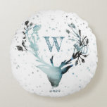 Winter Hirschkopf Silver Blue Monogram Christmas Rundes Kissen<br><div class="desc">Ein mystischer Winter mit diesem eleganten Hirschkopf gegen silberblauen Schnee. Die perfekte Geschenkidee für diese Weihnachtsferien-Saison.</div>