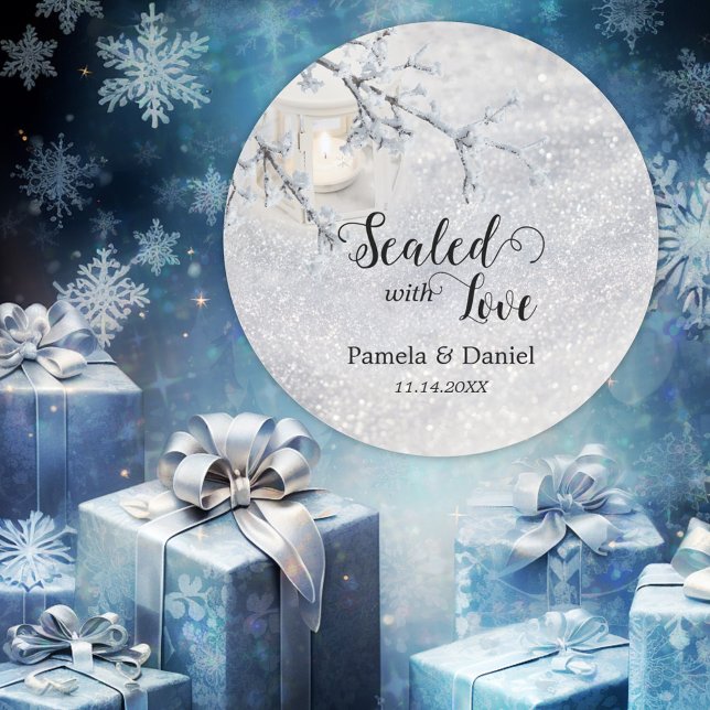 Winter-Hochzeit mit Sekundenschnee Runder Aufkleber (Wedding sticker with a romantic candle lit lantern on a sparkling snow background, with script text)