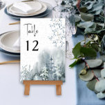 Winter Hochzeit Wasserfarbenschneewald essbar Tischnummer<br><div class="desc">Winterhochzeit Tischnummer mit Aquarellschneewald, zartem Blätter und Schneebeeren. Die Farbpalette ist staubblau, schieferblau, blau, grau und weiß. Es ist personalisiert in modernem handgeschriebenem Schriftsatz und klassisch eleganter Typografie. Ideal für die Wintersaison, die Hochzeit oder die Weihnachtszeit. Bitte stöbern Sie in meiner Snow Forest Kollektion nach passenden Artikeln oder schreiben Sie...</div>