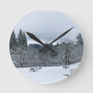 Winter im Park, Wilsonville, OR Runde Wanduhr
