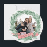 Winter Kiefer und Banner mit Foto Feiertagskarte<br><div class="desc">Winterkiefer und Banner Foto Weihnachtsgrußkarte,  Weiß gewaschenes Holz und sanfter immergrüner Kranz schaffen ein hübsches Foto für Ihr Lieblings-Foto auf dieser schönen Urlaubskarte mit bearbeitbarem Text.</div>