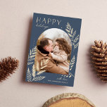 Winter Laurel | Happy Holidays Foto Card Feiertagskarte<br><div class="desc">Ein elegantes und elegantes Design mit einem Single-Vertikal- oder Porträtorientiertem Foto in einem einzigartigen Gewölbe,  das mit fein detailliertem botanischem Blattwerk geschmückt ist. "Happy Holidays" erscheint oben verlassen mit Ihrem Familiennamen unten rechts. Eine raffinierte,  naturlich inspirierte Wahl für Ihre Weihnachtsgrüße 2021.</div>