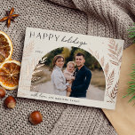 Winter Laurel | Happy Holidays Foto Folien Feiertagskarte<br><div class="desc">Ein elegantes und elegantes Design mit einem Single,  horizontal oder landschaftlich orientiert,  in einer einzigartigen Gewölbekonstruktion,  geschmückt mit feinem botanischem Blattwerk in luxuriöser Goldfolie. "Happy Holidays" erscheint oben verlassen mit Ihrem Familiennamen unten. Eine raffinierte,  naturlich inspirierte Wahl für Ihre Weihnachtsgrüße 2022.</div>