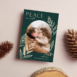 Winter Laurel | WELTFRIEDEN FOTO Feiertagskarte<br><div class="desc">Ein elegantes und elegantes Design mit einem Single-Vertikal- oder Porträtorientiertem Foto in einem einzigartigen Gewölbe,  das mit fein detailliertem botanischem Blattwerk geschmückt ist. "Weltfrieden" erscheint oben links mit Ihrem Familiennamen unten rechts. Eine raffinierte,  naturlich inspirierte Wahl für Ihre Weihnachtsgrüße 2021.</div>