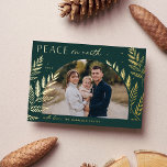 Winter Laurel | WELTFRIEDEN FOTO Folien Feiertagskarte<br><div class="desc">Ein elegantes und elegantes Design mit einem Single,  horizontal oder landschaftlich orientiert,  in einer einzigartigen Gewölbekonstruktion,  geschmückt mit feinem botanischem Blattwerk in luxuriöser Goldfolie. "Weltfrieden" erscheint oben verlassen mit Ihrem Familiennamen unten. Eine raffinierte,  naturlich inspirierte Wahl für Ihre Weihnachtsgrüße 2022.</div>