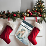 Winter Mermaid Girl Grosses Weihnachtsfest Strumpf Großer Weihnachtsstrumpf<br><div class="desc">Gönnen Sie sich dieses Weihnachtsfest den Zauber des Meeres mit unseren zauberhaften Strümpfen zum Thema Meerjungfrau! Ideal, um in der Feriendekoration einen Hauch von Lustigkeit zu schaffen. Ideal, um sich mit Goodies zu füllen und Ihren Urlaub noch mehr Spaß zu machen! Die festliche Dekoration verleiht dem Ganzen eine unterhaltsame Drehung....</div>