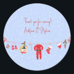 Winter Merry Little Christmas Boy Girl Baby Shower Runder Aufkleber<br><div class="desc">Dieses elegante Gender Neutral Winter Shower Party Supplies haben einen schlichten Charme,  eine Touch festlichen Glamours und viel Weihnachtsgeist. Feiern Sie die Ankunft Ihres Babys mit dieser schönen Weihnachtsduschkollektion. Alle passenden Artikel finden Sie in der unten stehenden Liste.</div>
