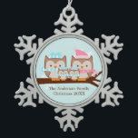 Winter Owl Family Schneeflocken Zinn-Ornament<br><div class="desc">Adorable Gestaltung von drei Eulen auf einem Baumzweig auf einem hübsch hellblauen Hintergrund.</div>