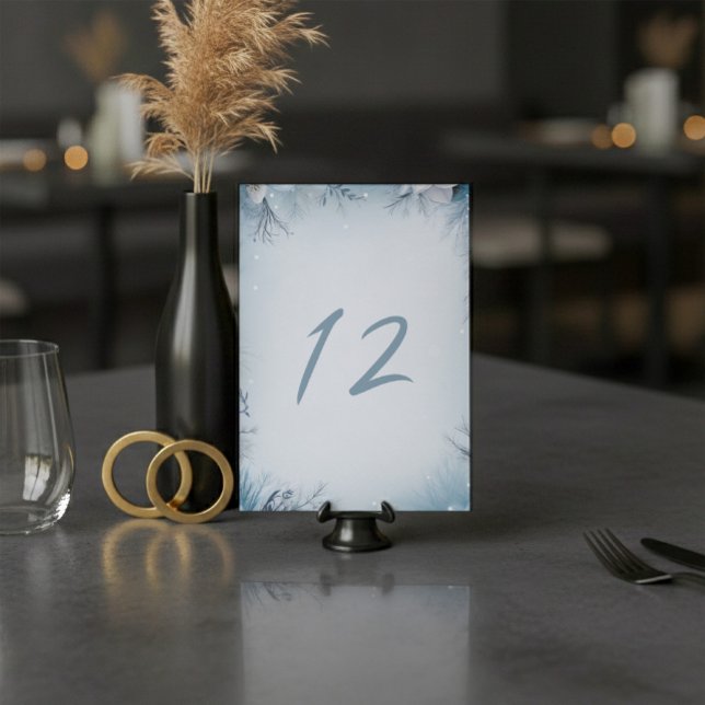 Winter Party, schneebedeckte eisige Tischnummer (Winter wedding table number card.)