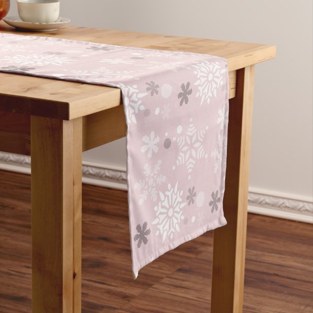 Winter Pastell Pink Snowflake Weihnachtssaison Großer Tischläufer (Beispiel)
