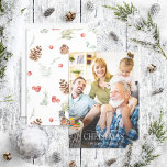Winter Pine Berry Frohe Weihnachts Script Foto Hol Feiertagskarte<br><div class="desc">Suchen Sie eine schöne und einzigartige Urlaubskarte, die Sie in diesem Jahr an Ihre Freunde und Familie schicken können? Schauen Sie nicht weiter als unsere Winter Pine Berry Frohe Weihnachts Script Foto Holiday Card! Diese schlichte und elegante Karte zeigt Ihr liebstes, vollblütiges Foto in dunklem bis dunklem Ton, überlagert mit...</div>