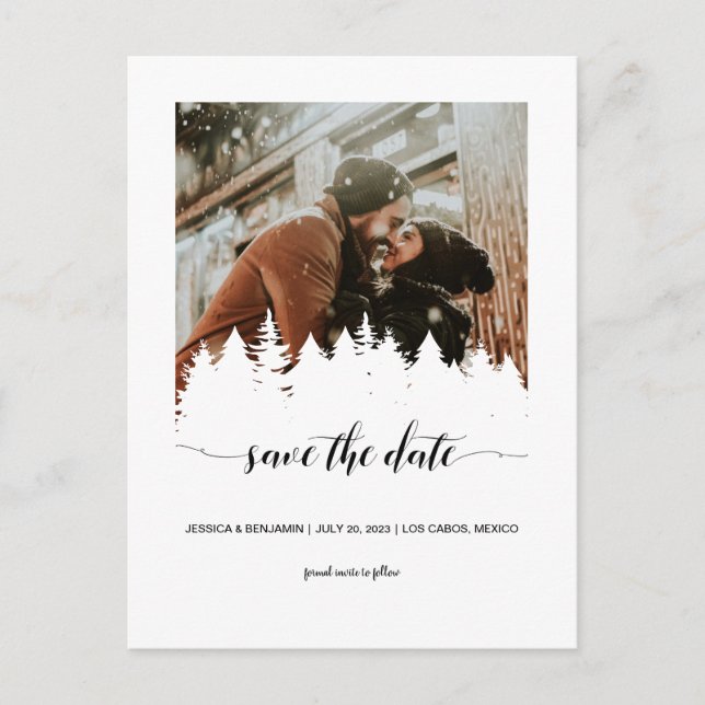 Winter Pine Tree Skript-Foto Save the Date Einladungspostkarte (Vorderseite)