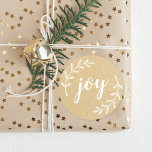 Winter Pine Wreath Christmas Joy Kraft Runder Aufkleber<br><div class="desc">Weihnachtsgeschenkte Umschlag Aufkleber und Geschenksticker mit "joy" Handschrift mit weißen Kiefernästen auf braunem Kraftstil.</div>