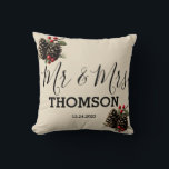 Winter Pinecones & Berries Family Throw Kissen<br><div class="desc">Dieses gemütliche und einladende Winter Pinecones & Berries Familiendesign bringt den gemütlichen Charme der Saison in Ihre Zuhause. Mit ihren detailreichen Pinecones, den lebendigen roten Beeren und der üppigen Vegetation vereint es die natürliche Schönheit des Winters in einem eleganten rustikalen Stil. Dieses Design ist perfekt für Familienfeiern und Zusammensein geeignet...</div>