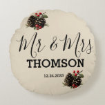 Winter Pinecones & Berries Family Throw Kissen<br><div class="desc">Dieses gemütliche und einladende Winter Pinecones & Berries Familiendesign bringt den gemütlichen Charme der Saison in Ihre Zuhause. Mit ihren detailreichen Pinecones, den lebendigen roten Beeren und der üppigen Vegetation vereint es die natürliche Schönheit des Winters in einem eleganten rustikalen Stil. Dieses Design ist perfekt für Familienfeiern und Zusammensein geeignet...</div>