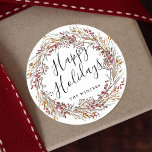Winter Red Berry Wreath Happy Holidays Runder Aufkleber<br><div class="desc">Weihnachts-Rot-Beerenkreuzaufkleber mit "Happy Holidays" Skript und individuellem Text. Für eine erweiterte Anpassung dieses Designs klicken Sie bitte auf den Link "Weitere Anpassung".</div>