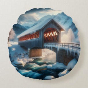 Winter, schneebedeckte Brücke und Fluss Rundes Kissen