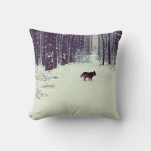 Winter schneebedeckter Kiefernwald, Hundeschlitten Kissen