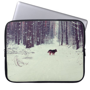 Winter schneebedeckter Kiefernwald, Hundeschlitten Laptopschutzhülle